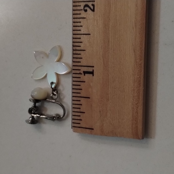 Lucite pearlescent flower clip on screw tight earrings white bead at the top - Picture 4 of 4